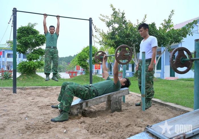 Cán bộ, chiến sĩ Đồn Biên phòng Đất Mũi luyện tập thể dục thể thao.