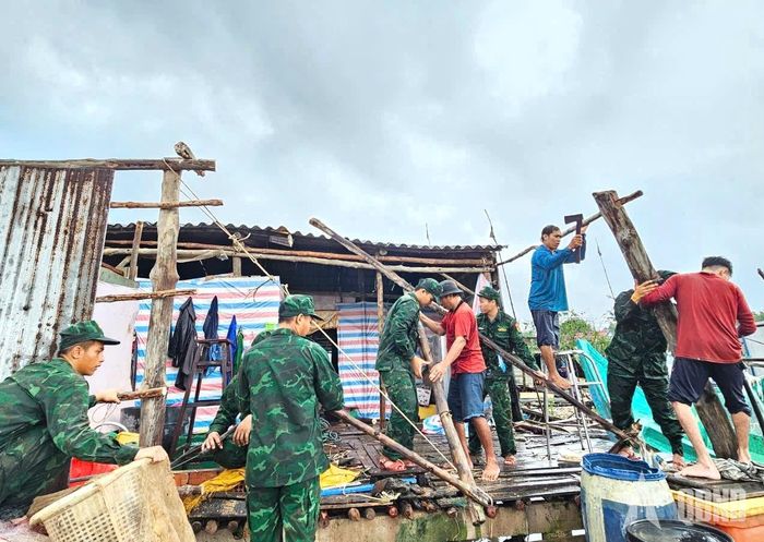 Hỗ trợ người dân khắc phục hậu quả dông lốc.