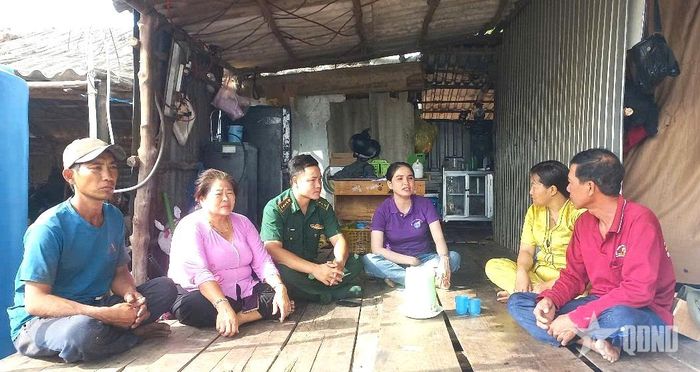 Cán bộ Đồn Biên phòng Đất Mũi đồng hành cùng người dân trong các hoạt động, góp phần xây dựng hình ảnh đẹp của người cán bộ, chiến sĩ quân hàm xanh.