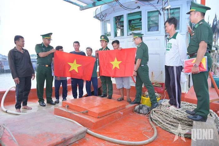 Trao Cờ Tổ quốc tặng ngư dân.