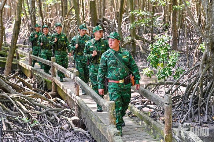 Chủ động nắm địa bàn, góp phần giữ vững an ninh chính trị, trật tự an toàn xã hội nơi cực Nam Tổ quốc.