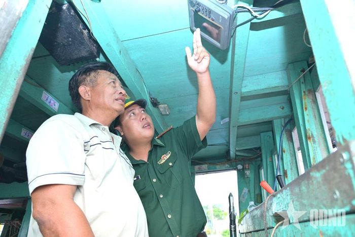 Kiểm tra hệ thống định vị trên tàu của ngư dân.