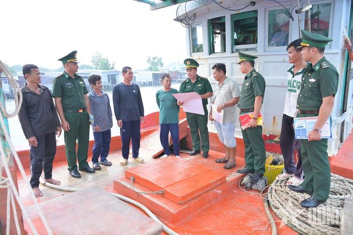 Tuyên truyền pháp luật cho ngư dân khi tham gia các hoạt động trên biển.