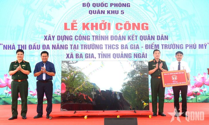  Thượng tướng Trương Thiên Tô trao quà của Tổng cục Chính trị tặng Trường THCS Ba Gia. 