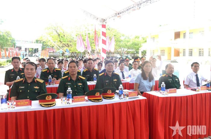  Thiếu tướng Trần Minh Trọng và các đại biểu dự lễ khởi công. 