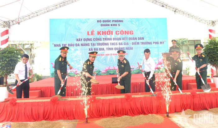  Thượng tướng Trương Thiên Tô và các đại biểu thực hiện nghi thức khởi công. 