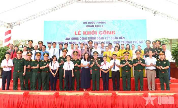  Thượng tướng Trương Thiên Tô và các đại biểu chụp ảnh với thầy, trò nhà trường. 