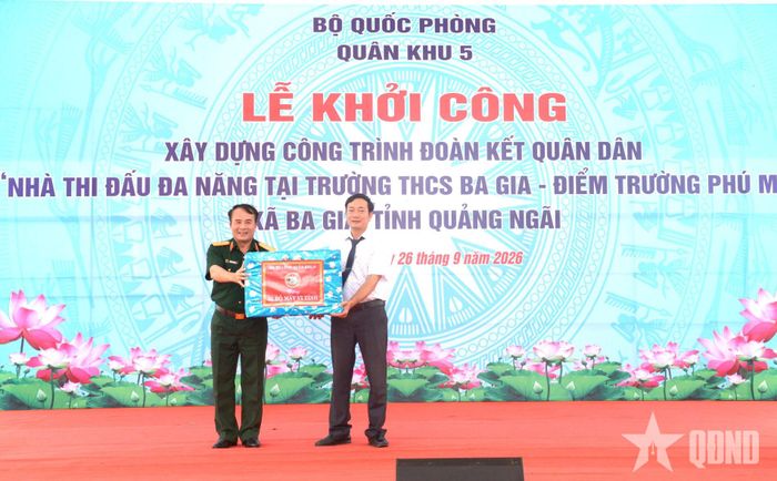  Thiếu tướng Trần Minh Trọng trao quà của Bộ tư lệnh Quân khu 5 tặng Trường THCS Ba Gia. 