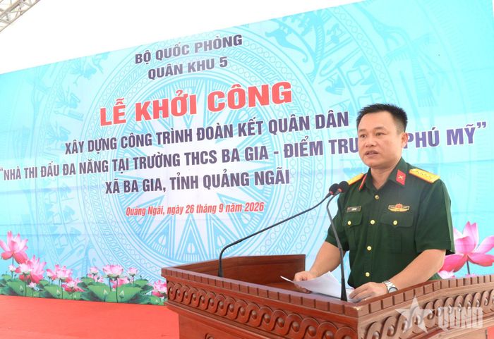  Đại tá Lê Hữu Duy, Phó chính ủy Bộ CHQS tỉnh Quảng Ngãi báo cáo kế hoạch chuẩn bị cho lễ khởi công xây dựng công trình. 