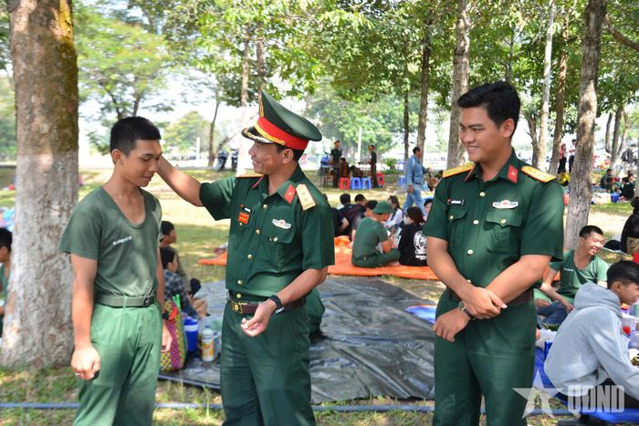 Cán bộ đơn vị gặp gỡ, động viên chiến sĩ.