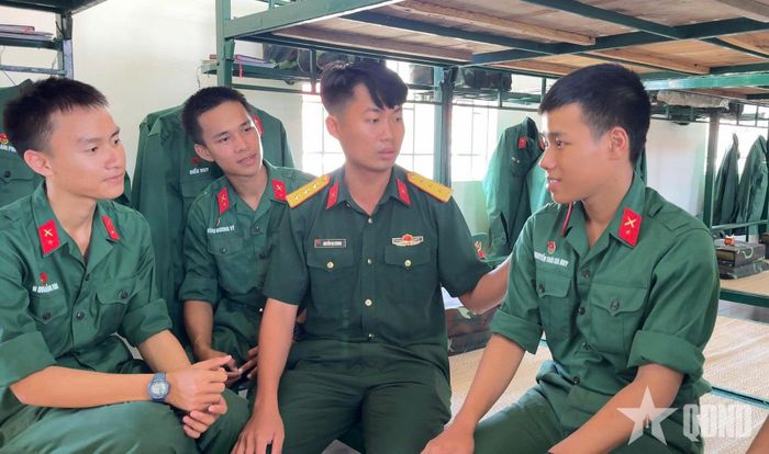 Phát huy vai trò “Tổ ba người” trong nắm bắt tư tưởng, nhắc nhở nhau chấp hành kỷ luật. 