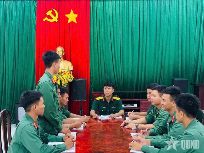 Chỉ huy đại đội gặp gỡ, giao nhiệm vụ cho các đồng chí tiểu đội trưởng.