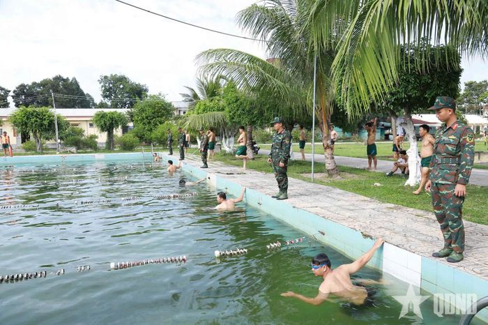 Tổ chức thực hiện nghiêm quy định bảo đảm an toàn trong huấn luyện bơi.