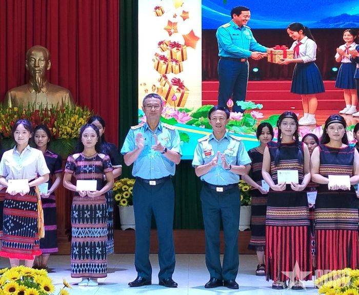  Lãnh đạo, chỉ huy Sư đoàn trao 20 suất quà tặng các học sinh có hoàn cảnh khó khăn, học sinh có thành tích xuất sắc.