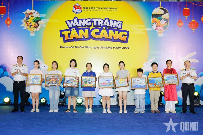 Trao giải cuộc thi vẽ tranh “Tân Cảng Sài Gòn trong em”. 