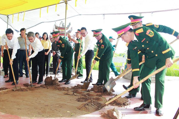 Các đại biểu thực hiện nghi lễ động thổ mở đầu giai đoạn 1 của nhiệm vụ tìm kiếm, quy tập hài cốt liệt sĩ tại khu vực Mả Chìa.
