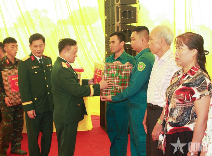 Thiếu tướng Khúc Thành Dư, Phó chính ủy Quân khu 3, Trưởng ban Chỉ đạo 515 Quân khu 3 tặng quà động viên các lực lượng thực hiện nhiệm vụ tìm kiếm, quy tập hài cốt liệt sĩ.
