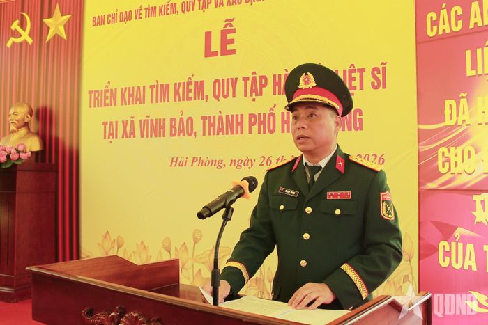 Đại tá Vũ Kim Thắng, Phó chính ủy Bộ CHQS TP Hải Phòng báo cáo kết quả xác minh thông tin liệt sĩ phục vụ công tác tìm kiếm, quy tập hài cốt liệt sĩ tại khu vực Mả Chìa, thôn Mai Sơn, xã Vĩnh Bảo.