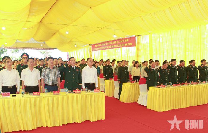  Các đại biểu dự buổi lễ. 