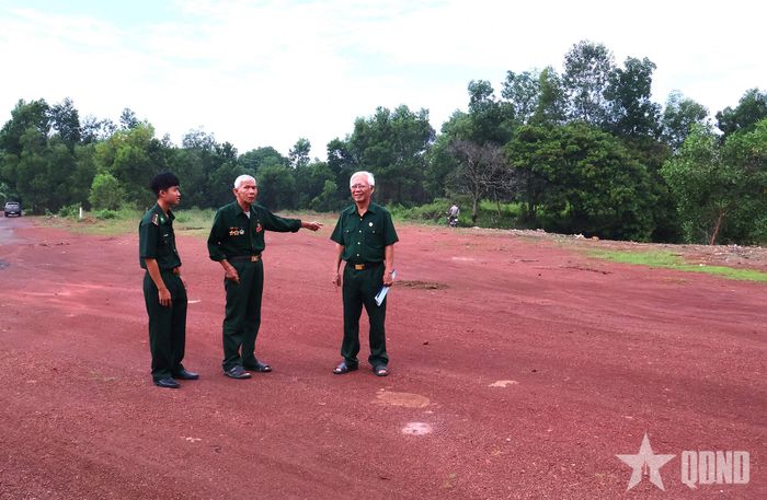 Anh hùng LLVT nhân dân Dương Đức Thùng (giữa) giới thiệu khu đất gia đình ông hiến để làm đường tại phường Đồng Xoài, TP Đồng Nai.