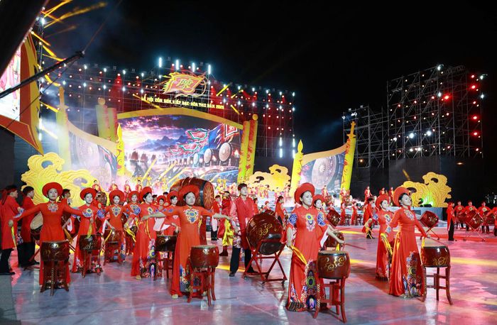 Màn trống hội mở màn chương trình nghệ thuật. Ảnh: NGUYỄN GIÁP