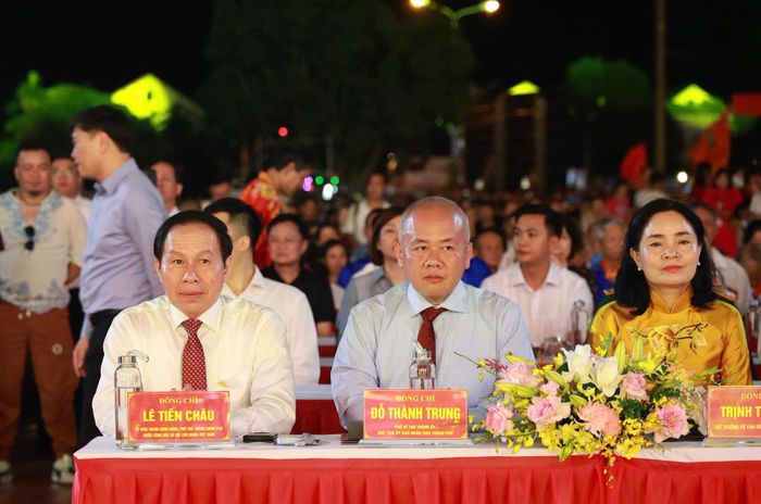 Các đại biểu tham dự chương trình. Ảnh: NGUYỄN GIÁP