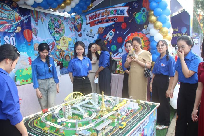 Các bạn trẻ Thanh Khê tham quan gian hàng "Ngày hội Stem" khối Tiểu học.