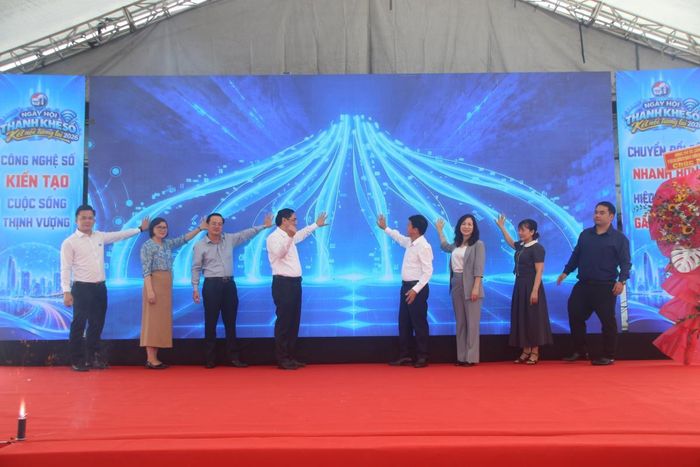 Lãnh đạo thành phố, phường Thanh Khê ấn nút khởi động khai mạc Ngày hội.