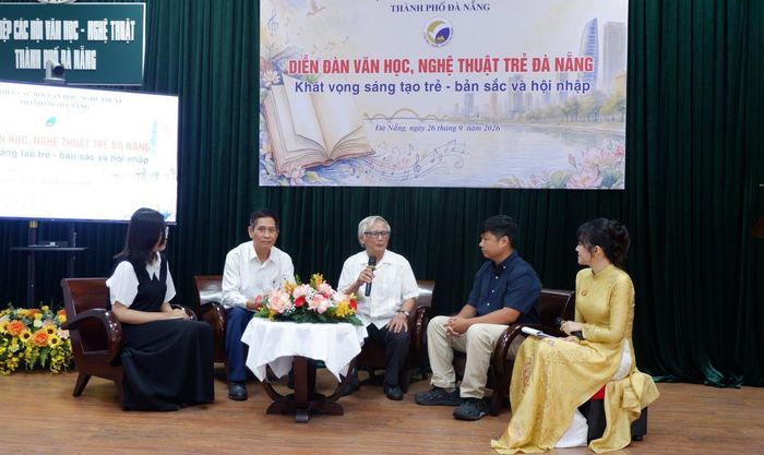 Các văn nghệ sĩ tiền bố trao đổi, chia sẻ với các văn nghệ sĩ trẻ Đà Nẵng về những bài học nghề giá trị . Ảnh: P.T
