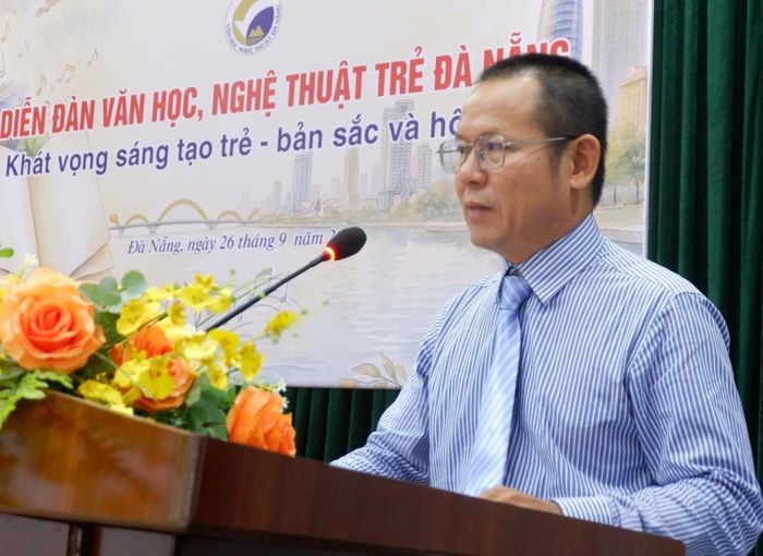 Nhà thơ Phan Chín- Phó Chủ tịch Liên hiệp các Hội Văn học- Nghệ thuật TP Đà Nẵng phát biểu đề dẫn. Ảnh: P.T