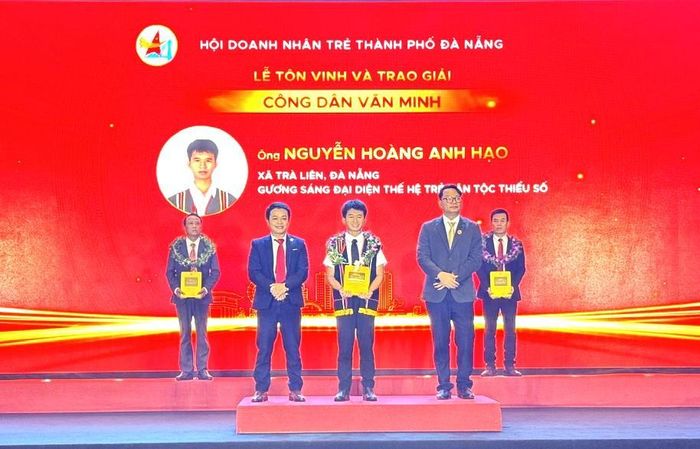 Ban Tổ chức trao Giải thưởng cho ông Nguyễn Hoàng Anh Hạo.