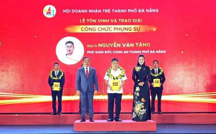 Ban Tổ chức trao Giải thưởng cho Đại tá, Phó Giám đốc CATP Nguyễn Văn Tăng.