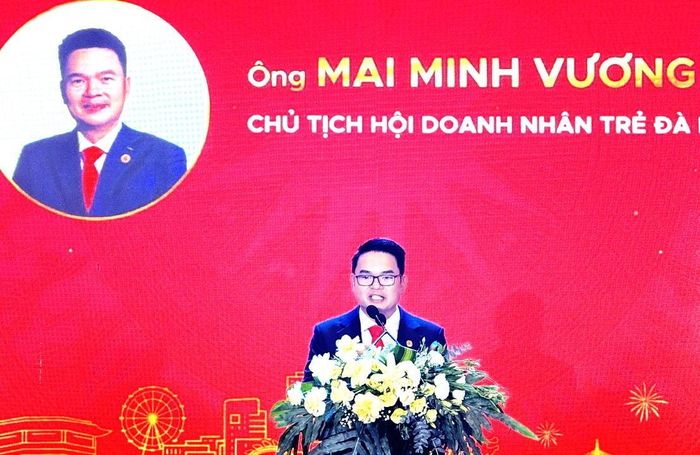 Chủ tịch YBA Đà Nẵng Mai Minh Vương phát biểu khai mạc Lễ trao Giải thưởng.