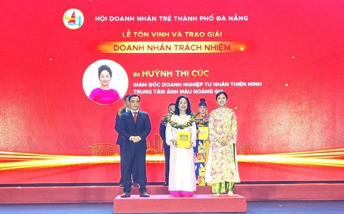 Ban Tổ chức trao Giải thưởng cho Giám đốc Doanh nghiệp tư nhân Thiên Minh Huỳnh Thị Cúc.