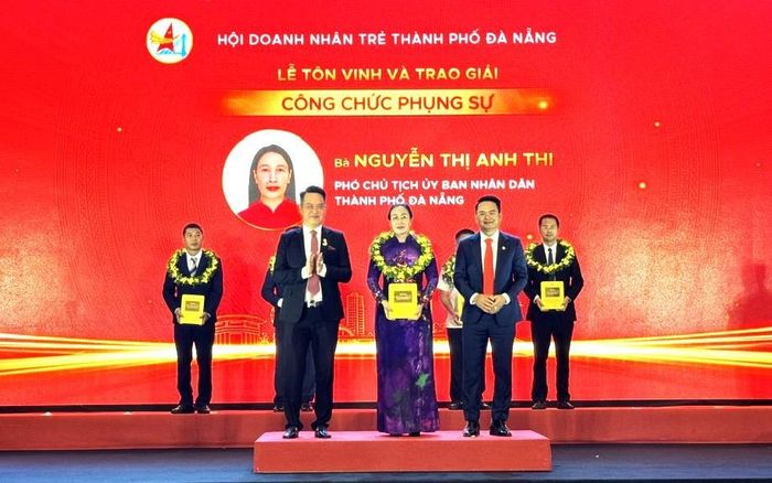 Ban Tổ chức trao Giải thưởng cho Phó Chủ tịch UBND TP Nguyễn Thị Anh Thi.