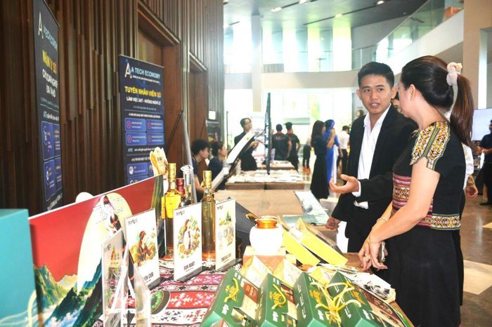 Đại biểu tham quan, tìm hiểu sản phẩm tại 1 gian hàng của 1 doanh nhân trẻ Đà Nẵng giới thiệu bên lề Diễn đàn.