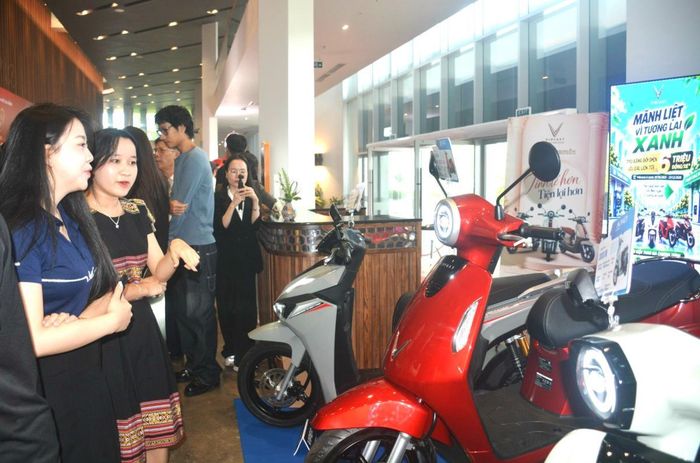 1 doanh nhân trẻ Đà Nẵng là nhà phân phối xe máy điện Vinfast tổ chức gian hàng giới thiệu sản phẩm bên lề Diễn đàn.
