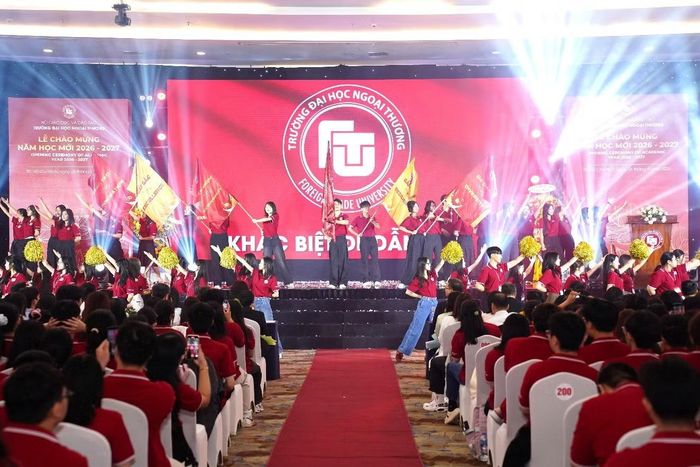 Sinh viên biểu diễn văn nghệ chào mừng năm học mới.