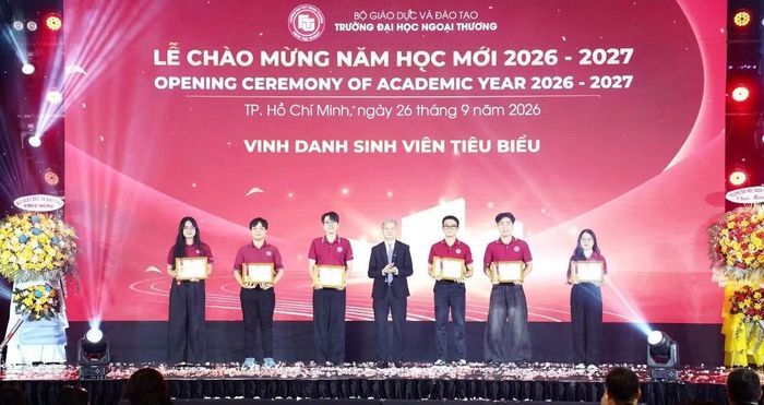 PGS, TS Đào Ngọc Tiến – Phó Hiệu trưởng Nhà trường trao tặng khen thưởng sinh viên tiêu biểu.