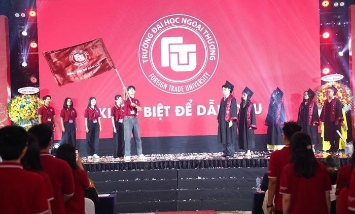 Nghi thức trao cờ truyền thống giữa các thế hệ sinh viên.