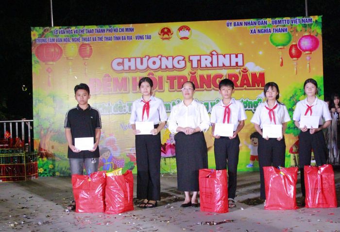  Lãnh đạo UBND xã Nghĩa Thành trao quà cho thiếu niên, nhi đồng có hoàn cảnh khó khăn. 
