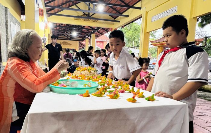  Chương trình trung thu diễn ra tại Đình thần Long Sơn. 