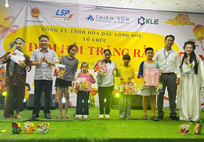  Ban Tổ chức trao quà trung thu cho trẻ em xã Long Sơn. 