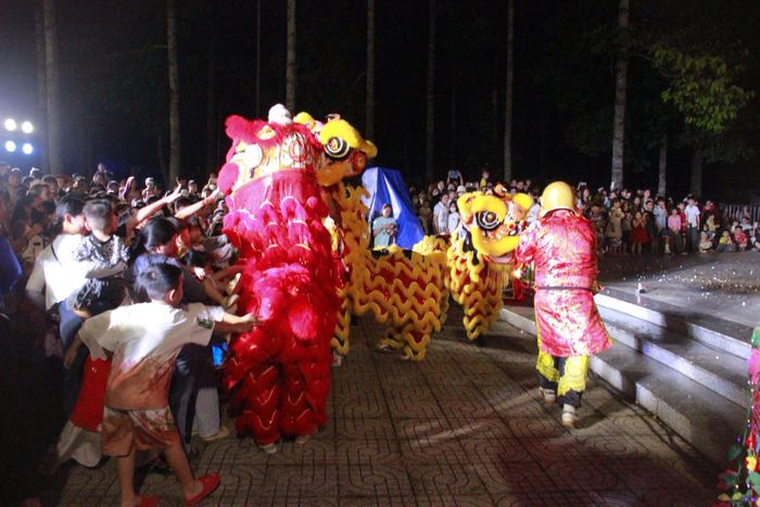  Không khí sôi nổi của đêm trung thu tại xã Nghĩa Thành. 
