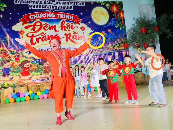  Các em thiếu nhi phường Tân Thành tham gia “Đêm hội trăng rằm”. 