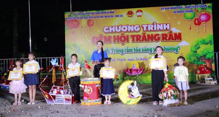  Ban tổ chức trao giải “Hội thi thiết kế lồng đèn năm 2026” 