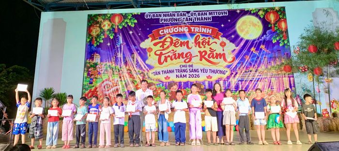  Lãnh đạo phường Tân Thành và mạnh thường quân trao học bổng cho các em có hoàn cảnh khó khăn . Ảnh: Quang Vũ 