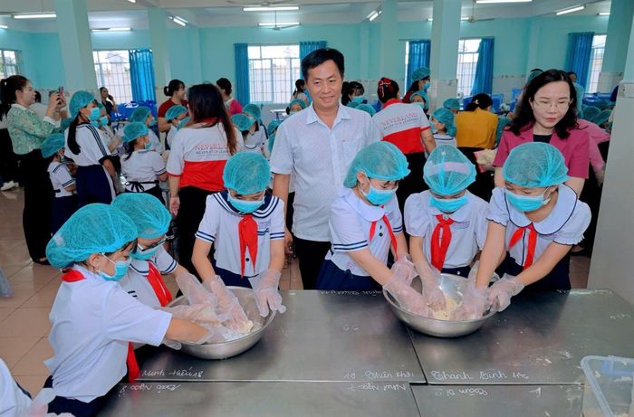  Các em học sinh học làm bánh Trung thu 