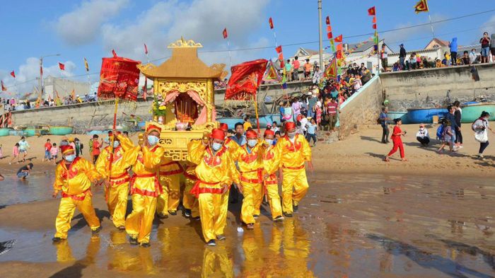  Lễ hội Nghinh Ông Nam Hải đã góp phần giới thiệu hình ảnh văn hóa biển và đời sống ngư dân Phước Hải. Ảnh: ĐPCC 