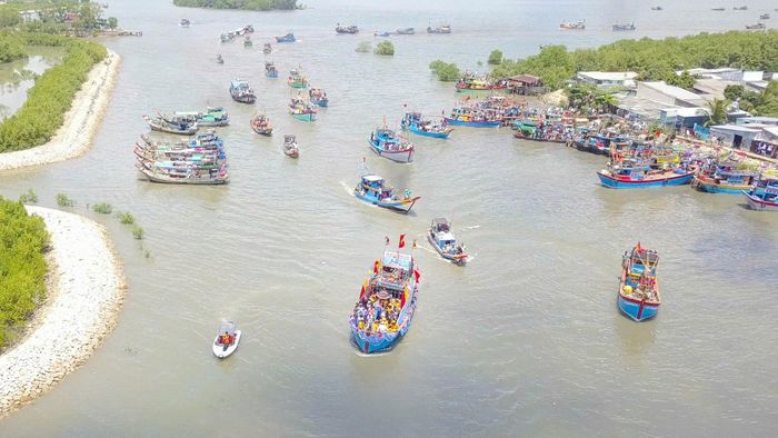  Đoàn rước kiệu Nghinh Ông trên biển trong Lễ hội Nghinh Ông Cần Giờ. Ảnh: HOÀNG HÙNG 